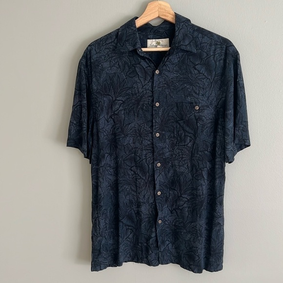 Island Shores Men’s Hawaiian Button Down Short Sleeve Shirt Floral Navy Small - Picture 1 of 10